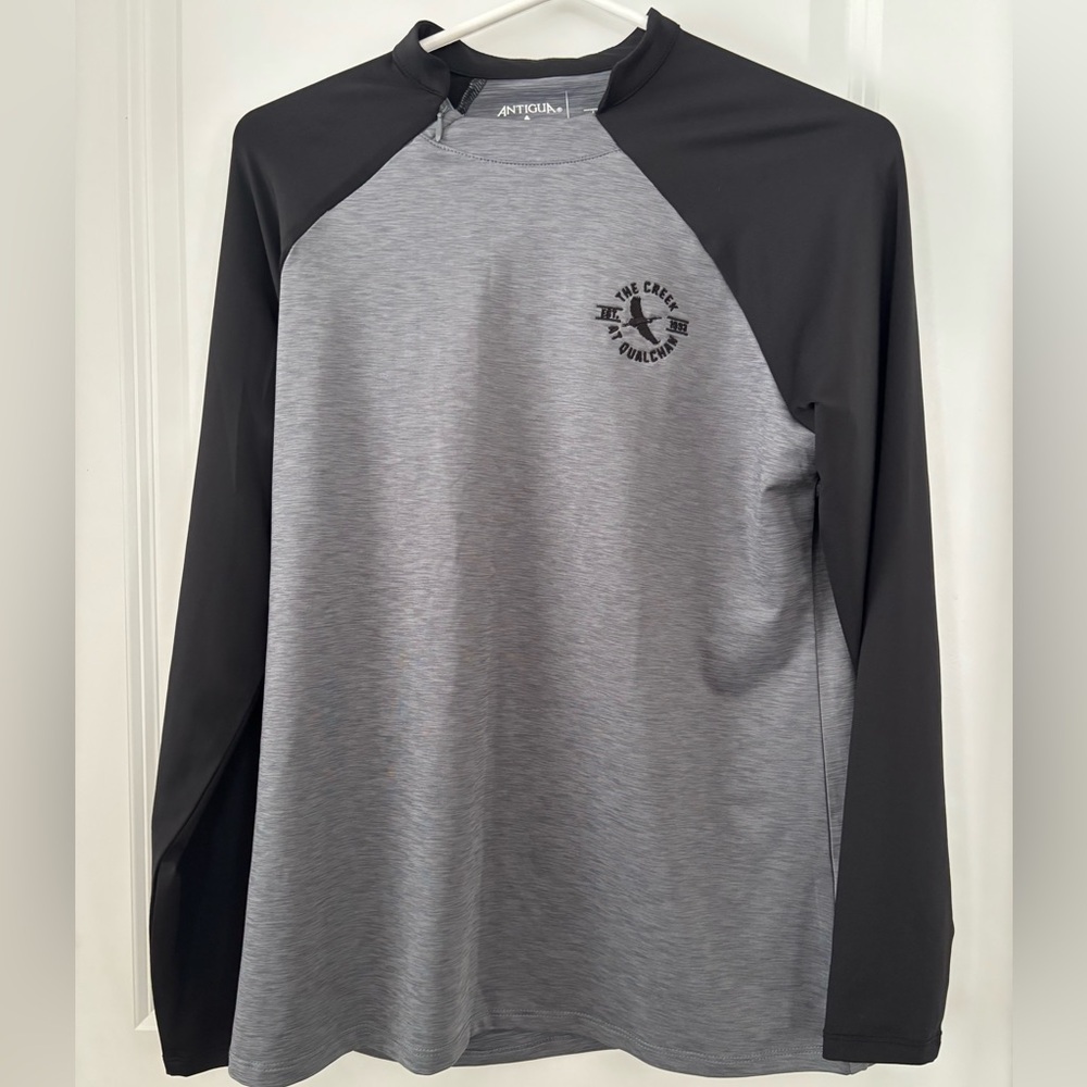 Antigua Women's Black and Gray Top